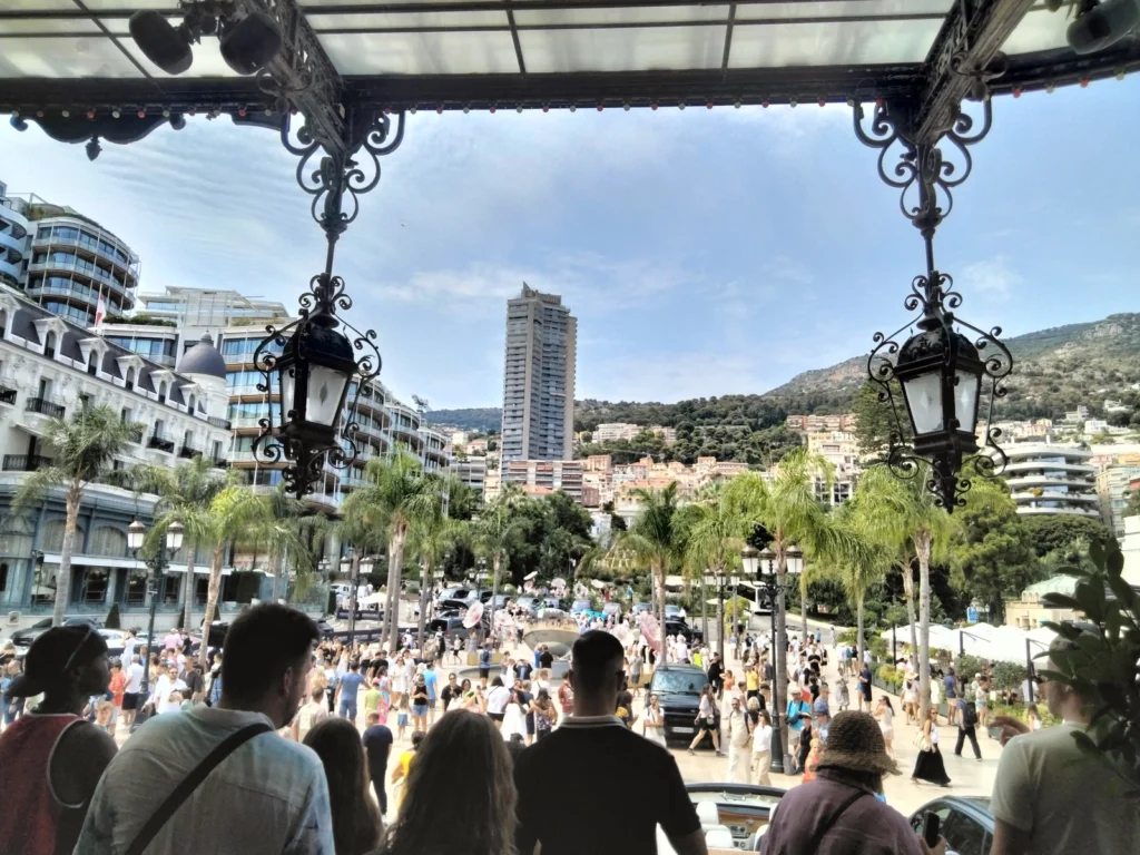 意外と低予算でも楽しめるモンテカルロ・カジノ（Casino de Monte-Carlo ）の正面玄関