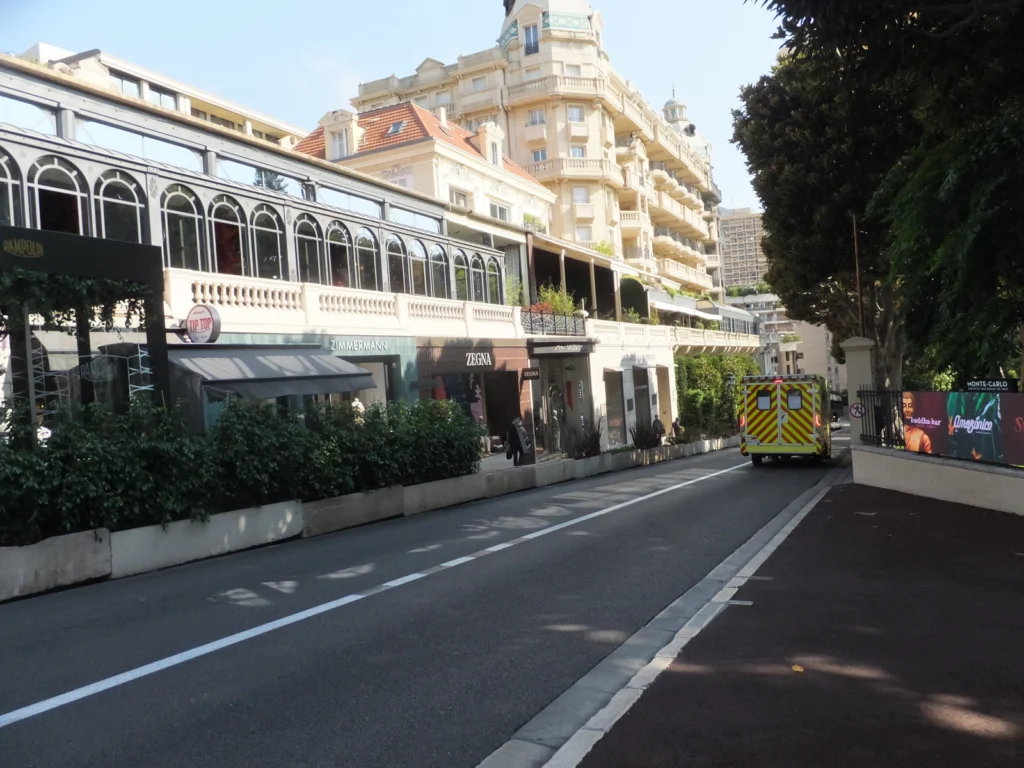 第5コーナー: ミラボー・オート (Mirabeau Haute)の手前の道。