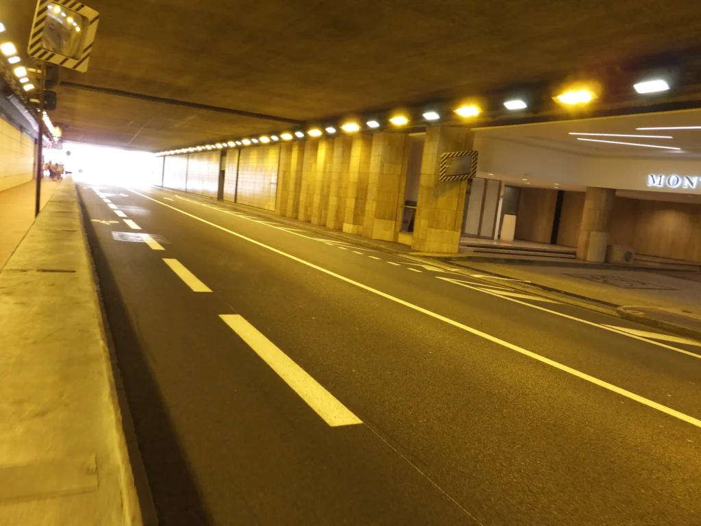 トンネル（Tunnel）内部。全開区間。緩やかに右へカーブしてはいるが、バックストレートのような役割。右手に見えるのはフェアモント・モンテカルロ（Fairmont Monte Carlo）の地下エントランス