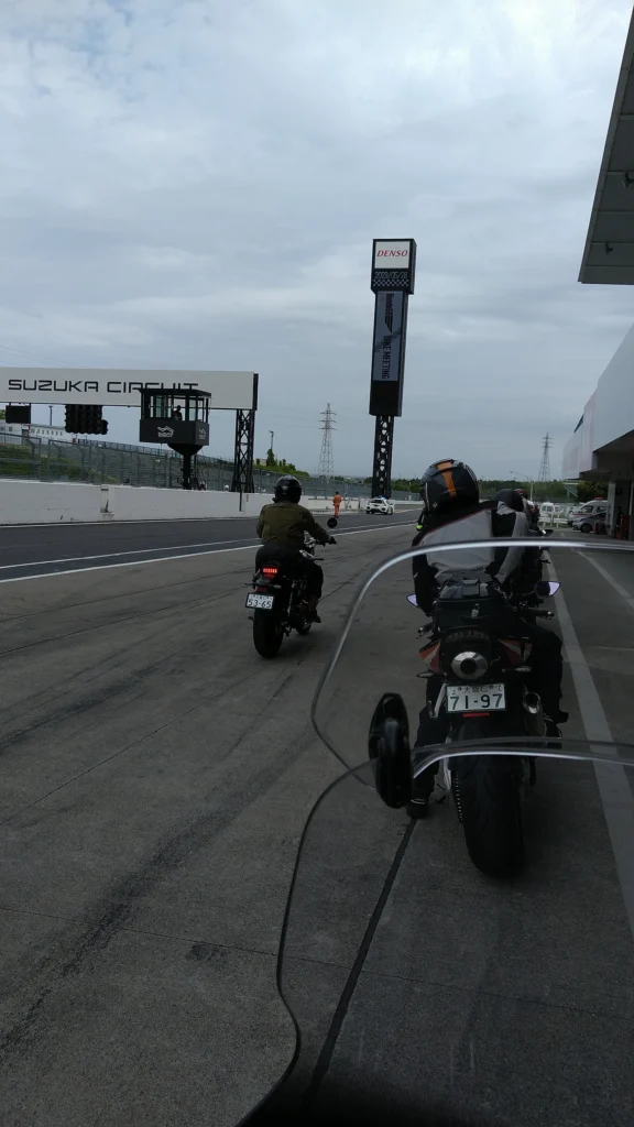 鈴鹿サーキット体験走行ピットの様子