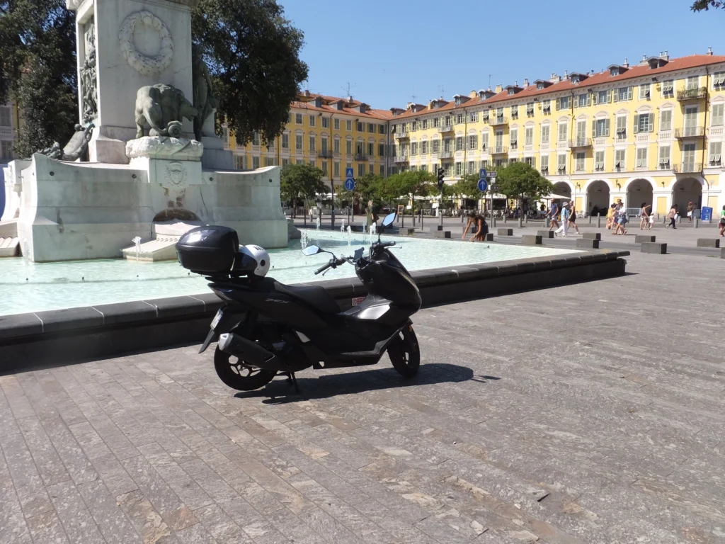 ガリバルディ広場。ニースのレンタルバイクショップでレンタルしたバイクを借りて。